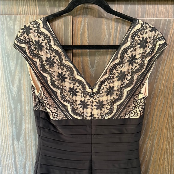 Adrianna Papell Elegant Black/ Cream Dress, Like New, Size 10 - Picture 5 of 7